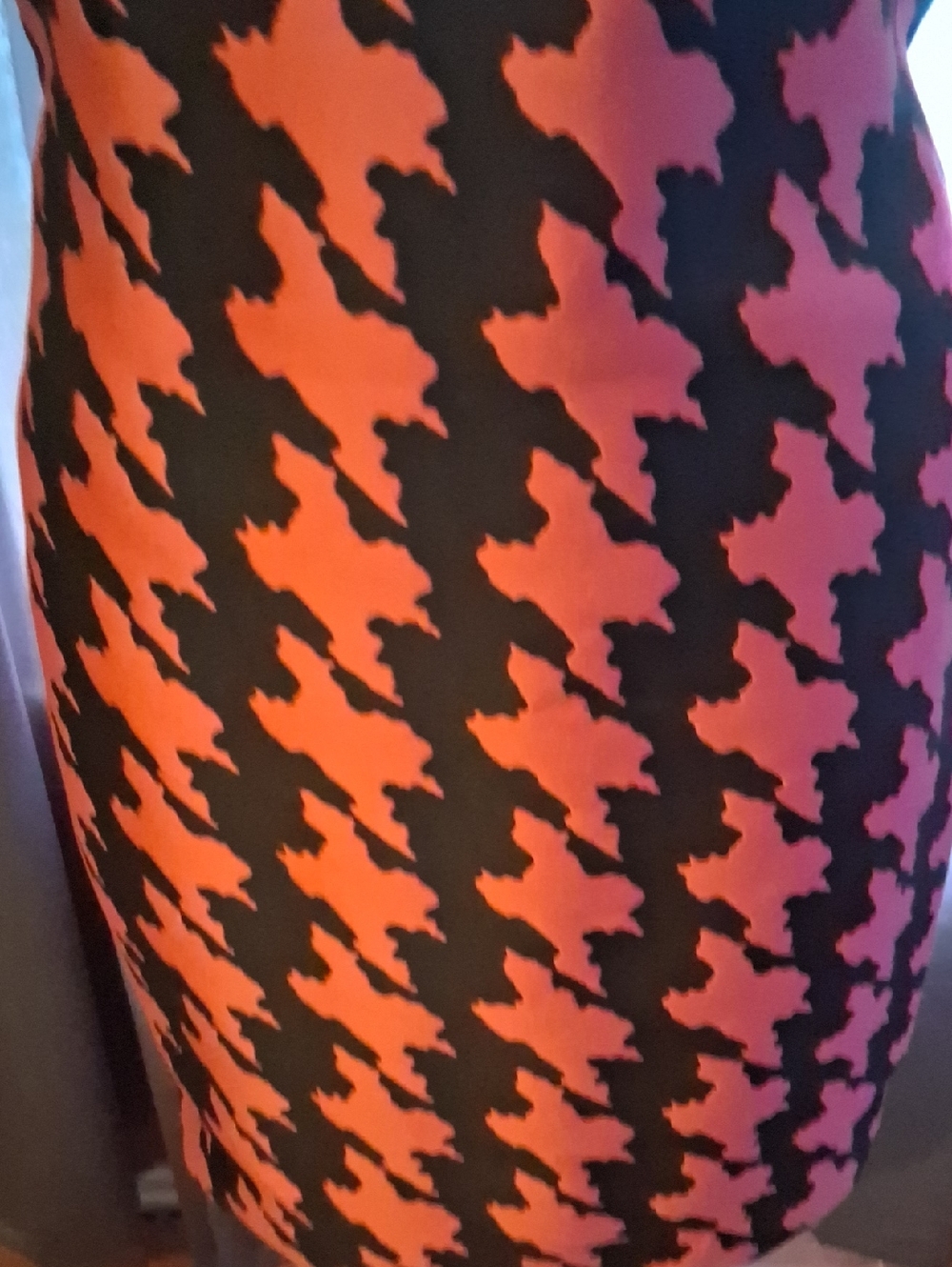 Sleeveless Pink and Black Houndstooth Mini Sheath Dress - Picture 3 of 4